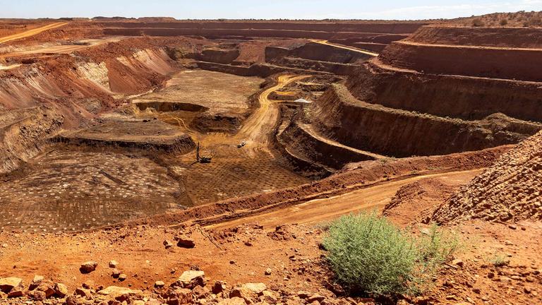 Ein am 14. April 2025 aufgenommenes und am 21. Oktober 2025 von Lynas Rare Earths Limited erhaltenes Foto zeigt die Seltenerdmine des Unternehmens am Mount Weld in Westaustralien. 