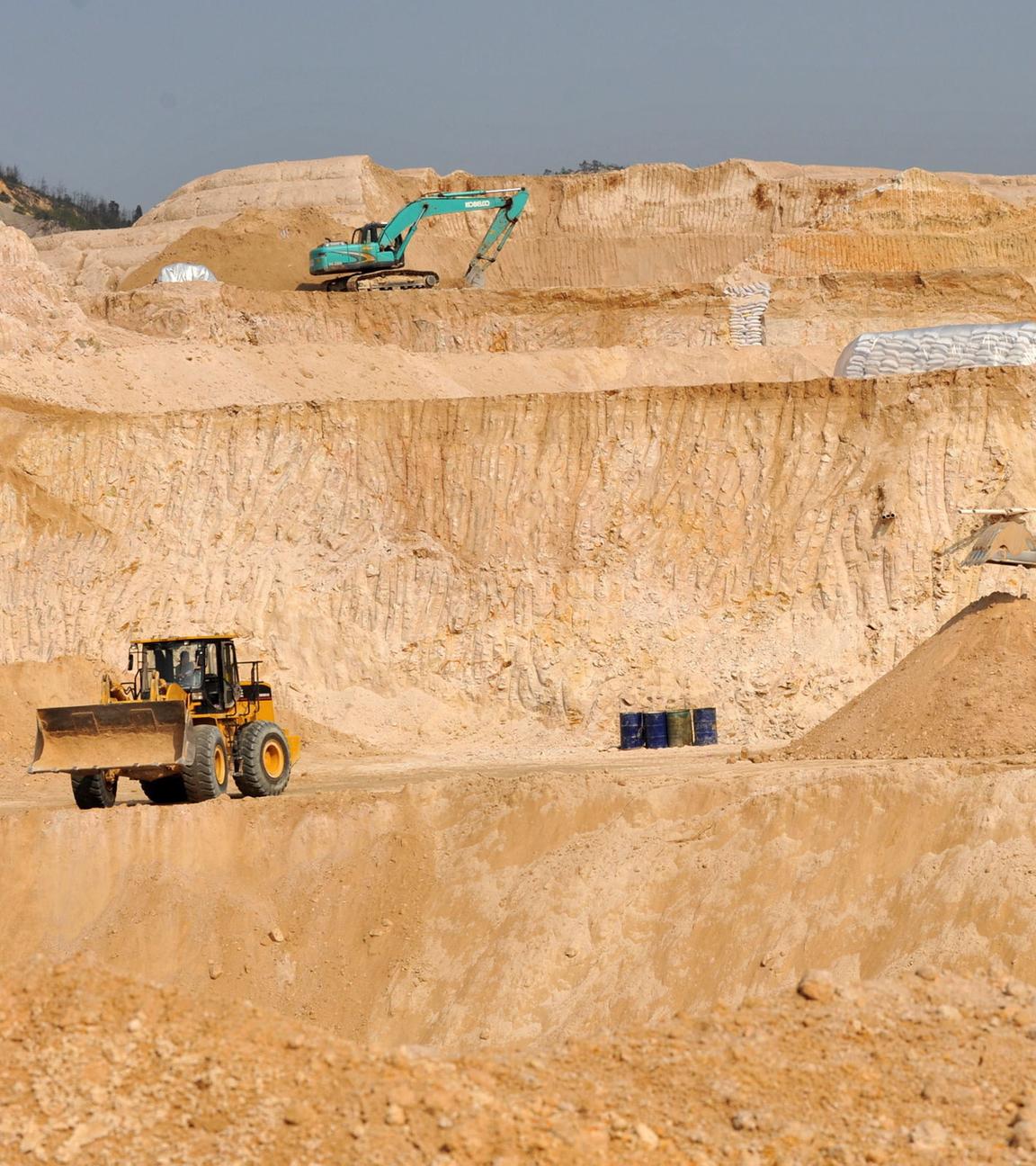 Bagger fahren auf Sandhügeln in Mine.