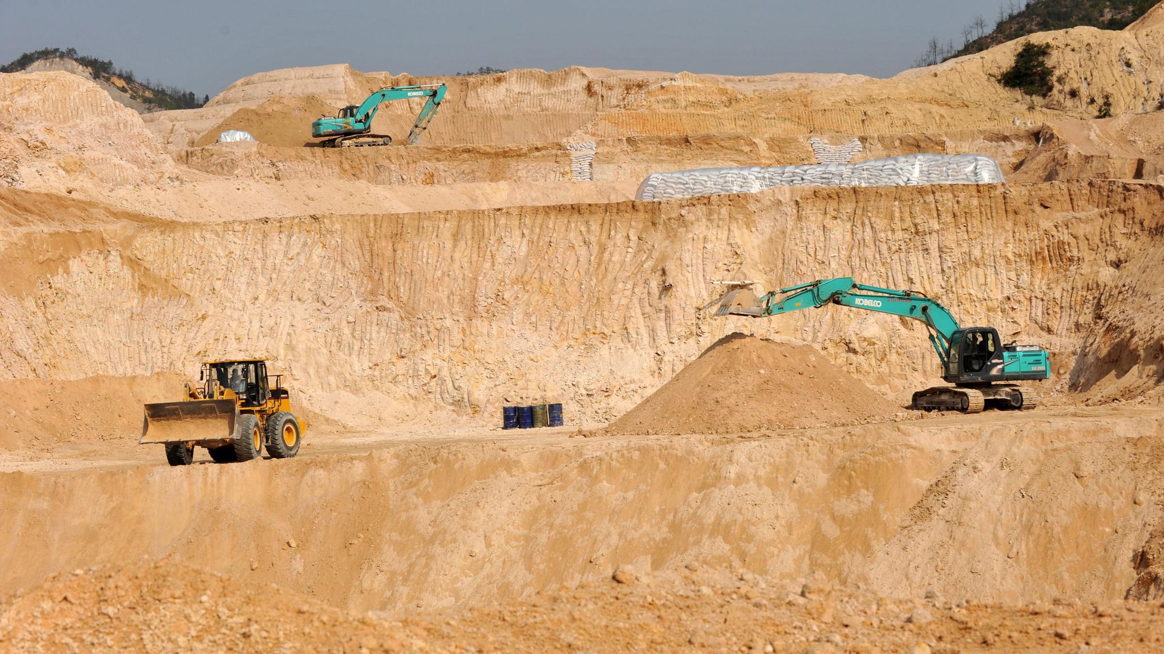 Bagger fahren auf Sandhügeln in Mine.