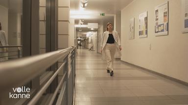Eine Ärztin läuft auf einem Krankenhausflur