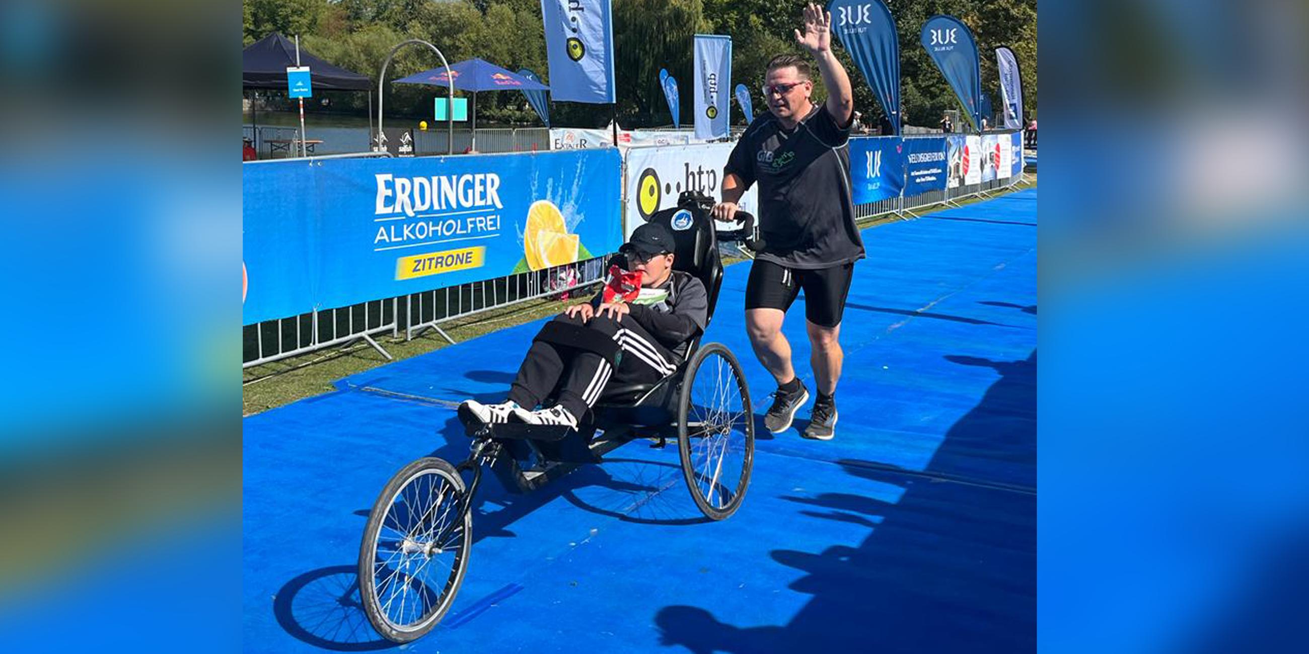 Björn Burchelt mit seinem Sohn Lucjan beim Triathlon 2022