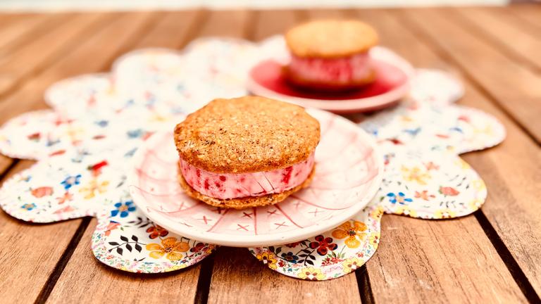 Semifreddo-Himbeer-Sandwiches - Dessert auf einem Teller