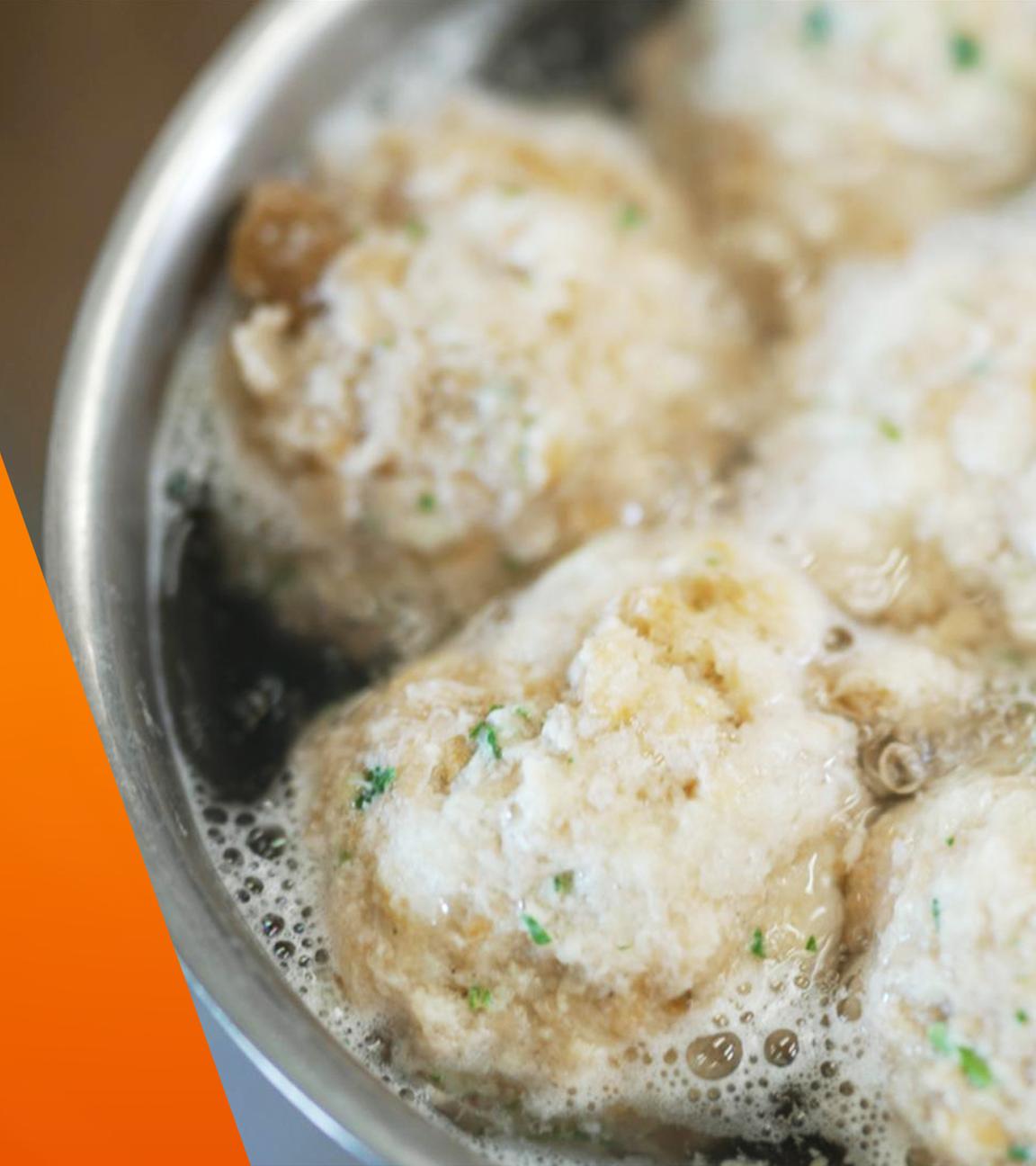Semmelknödel werden im heißen Wasser zubereitet.
