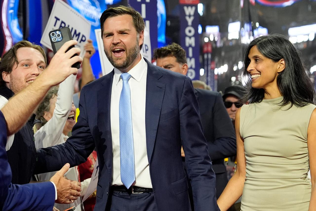 Der republikanische Vizepräsidentschaftskandidat Sen. JD Vance, R-Ohio, und seine Frau Usha Chilukuri Vance kommen am ersten Tag des Republikanischen Nationalkonvents 2024