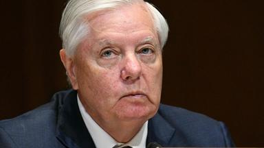 US-Senator Lindsey Graham (Republikaner aus South Carolina) befragt US-Verteidigungsminister Pete Hegseth und den Vorsitzenden der Vereinigten Stabschefs, General Dan Caine, während einer Anhörung des Unterausschusses für Verteidigung des Haushaltsausschusses des Senats zur Prüfung des Haushaltsplans des Verteidigungsministeriums für das Jahr 2027 auf dem Capitol Hill in Washington, D.C., am 12. Mai 2026.