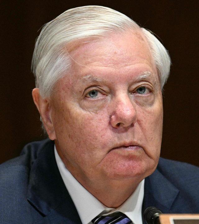US-Senator Lindsey Graham (Republikaner aus South Carolina) befragt US-Verteidigungsminister Pete Hegseth und den Vorsitzenden der Vereinigten Stabschefs, General Dan Caine, während einer Anhörung des Unterausschusses für Verteidigung des Haushaltsausschusses des Senats zur Prüfung des Haushaltsplans des Verteidigungsministeriums für das Jahr 2027 auf dem Capitol Hill in Washington, D.C., am 12. Mai 2026.