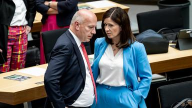 Kai Wegner (CDU), Regierender Bürgermeister von Berlin, spricht mit Katharina Günther-Wünsch (CDU), Berliner Senatorin für Bildung, Jugend und Familie, vor der Plenarsitzung des Berliner Abgeordnetenhaus.