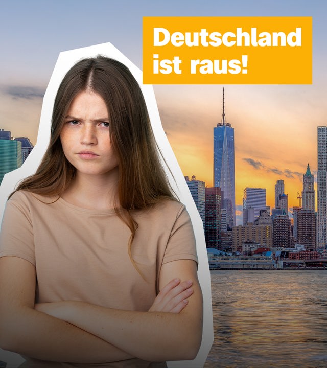Junges Mädchen schaut grimmig, vor der Skyline von New York