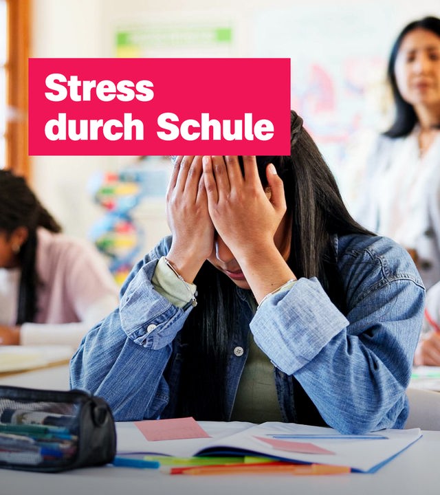 Schülerin vergräbt Gesicht in den Händen