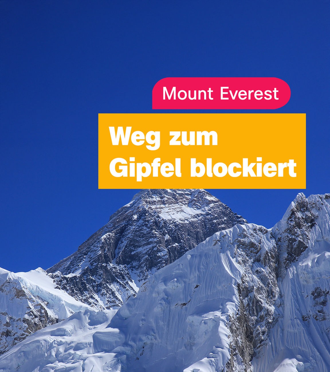 Strahlend blauer Himmel und ein schneebedecktes Bergmassiv. Darüber eine pinke Textbox "Mount Everest" und eine orangefarbene "Weg zum Gipfel blockiert". Unten die Info "logo!, 27.04.2026"