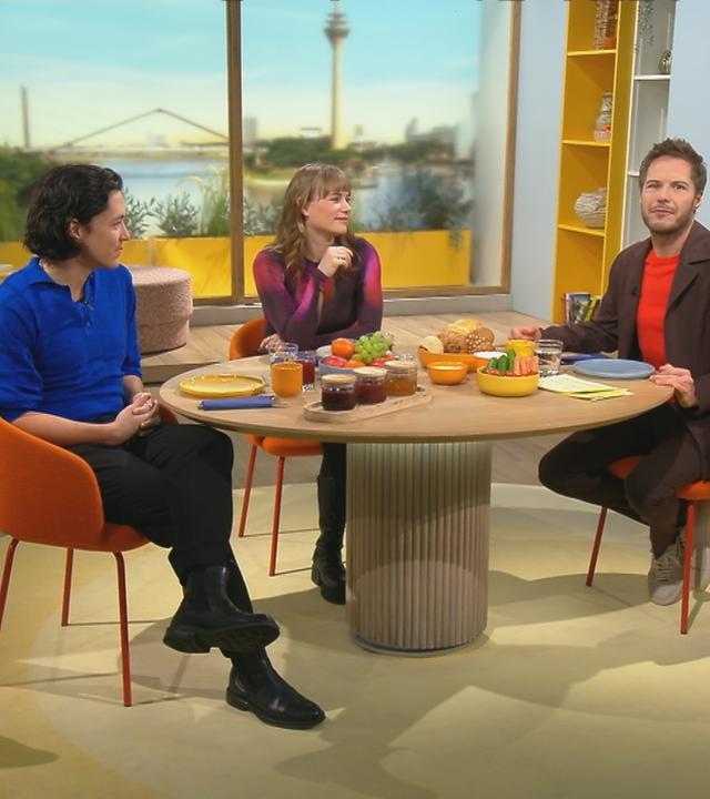 Jan Tsien Beller und Anna Hausburg sitzen mit Florian Weiss am "Volle Kanne"-Frühstückstisch