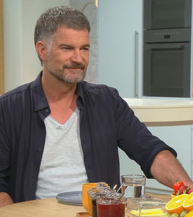 Simon Böer am "Volle Kanne"-Frühstückstisch