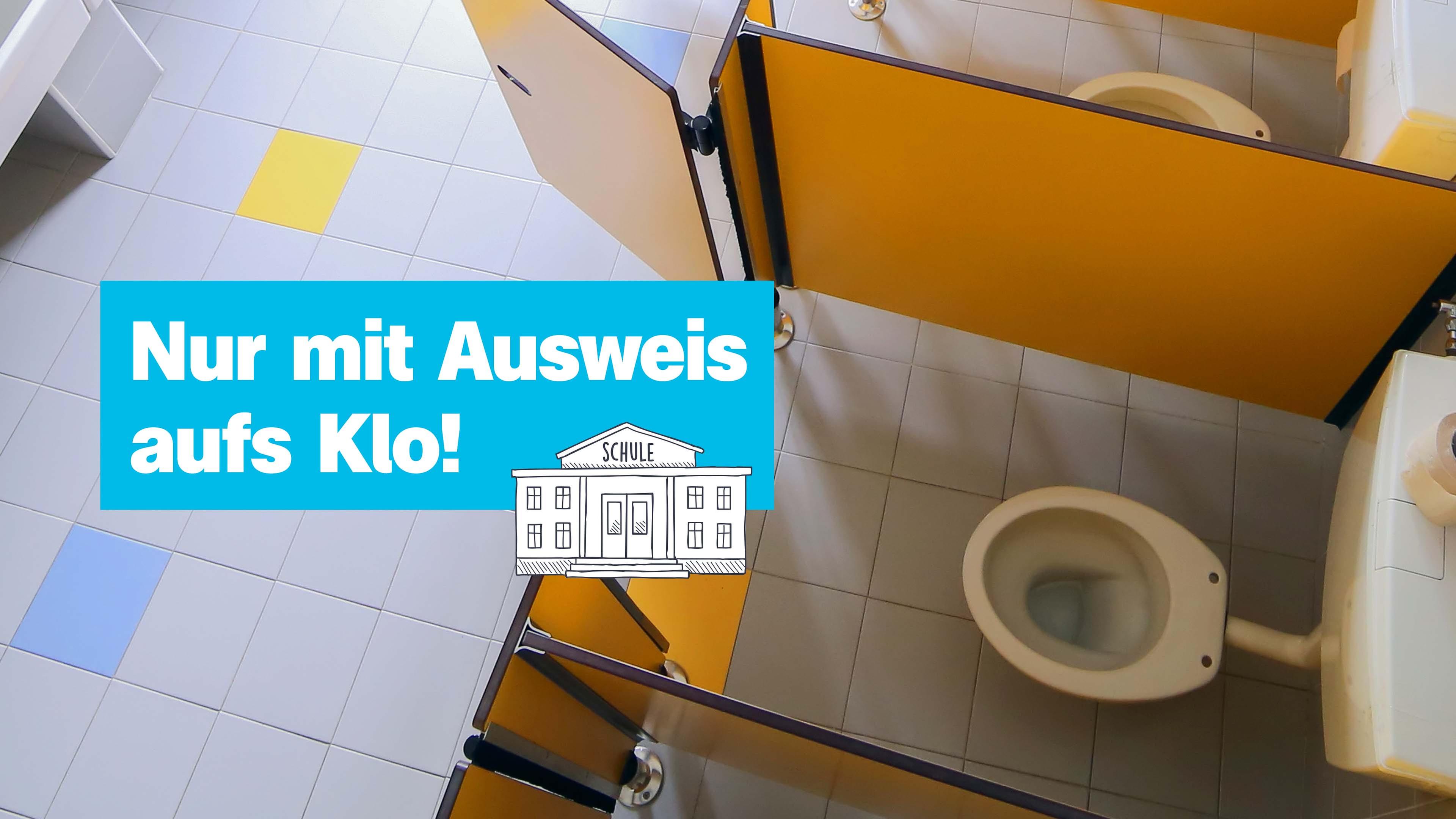 Eine saubere Schultoilette von oben. Die Kabinenwände sind gelb-orange, der Boden ist gefliest in hellgrau mit ein paar bunten Fliesen in Blau und Gelb. In der Bildmitte ist ein blauer Kasten mit weißem Text: "Nur mit Ausweis aufs Klo!" Daneben ist eine gezeichnete Schule abgebildet.