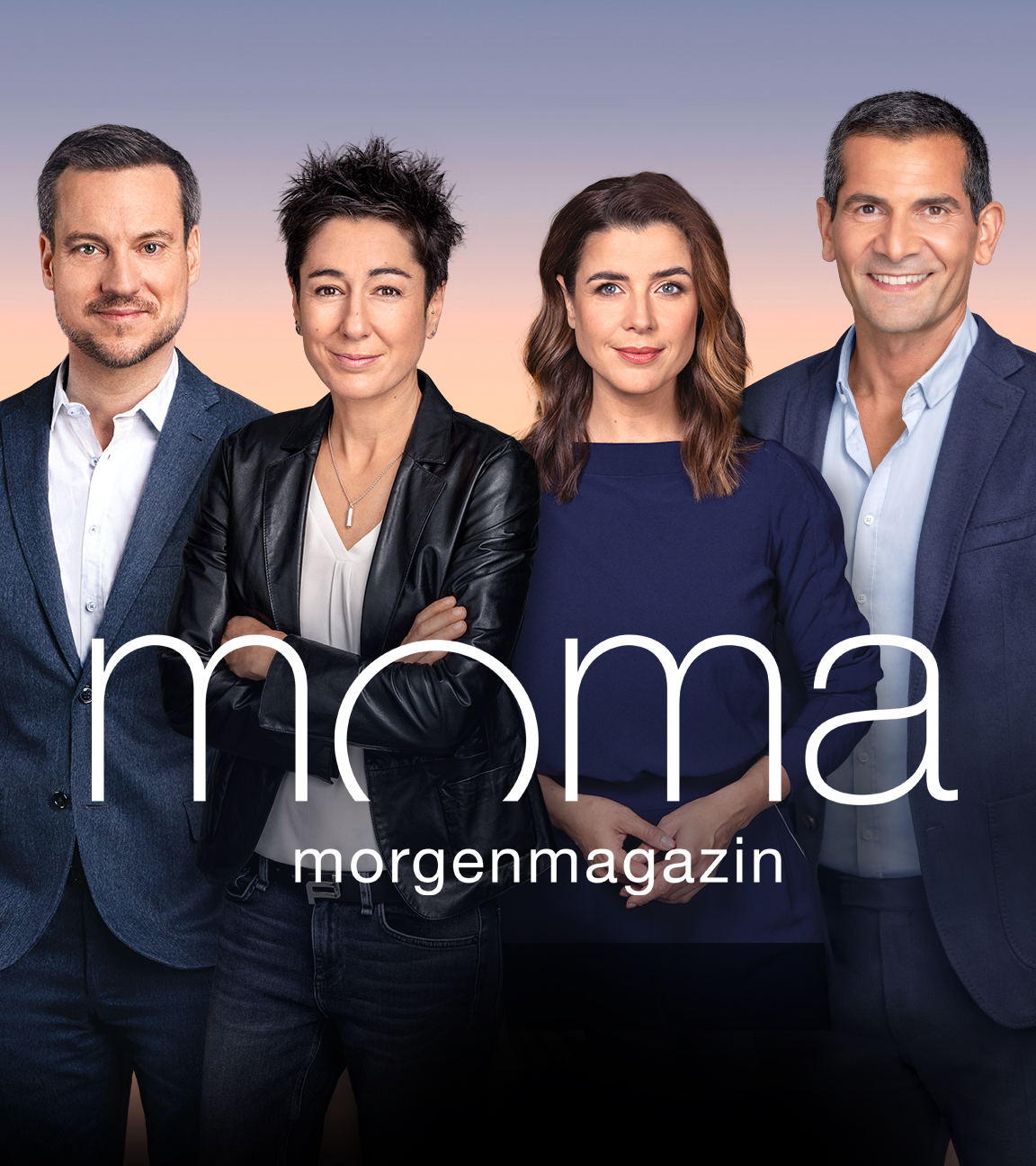 Der Schriftzug Moma Morgenmagazin steht vor einem Farbverlauf, der an einen Sonnenaufgang erinnert.