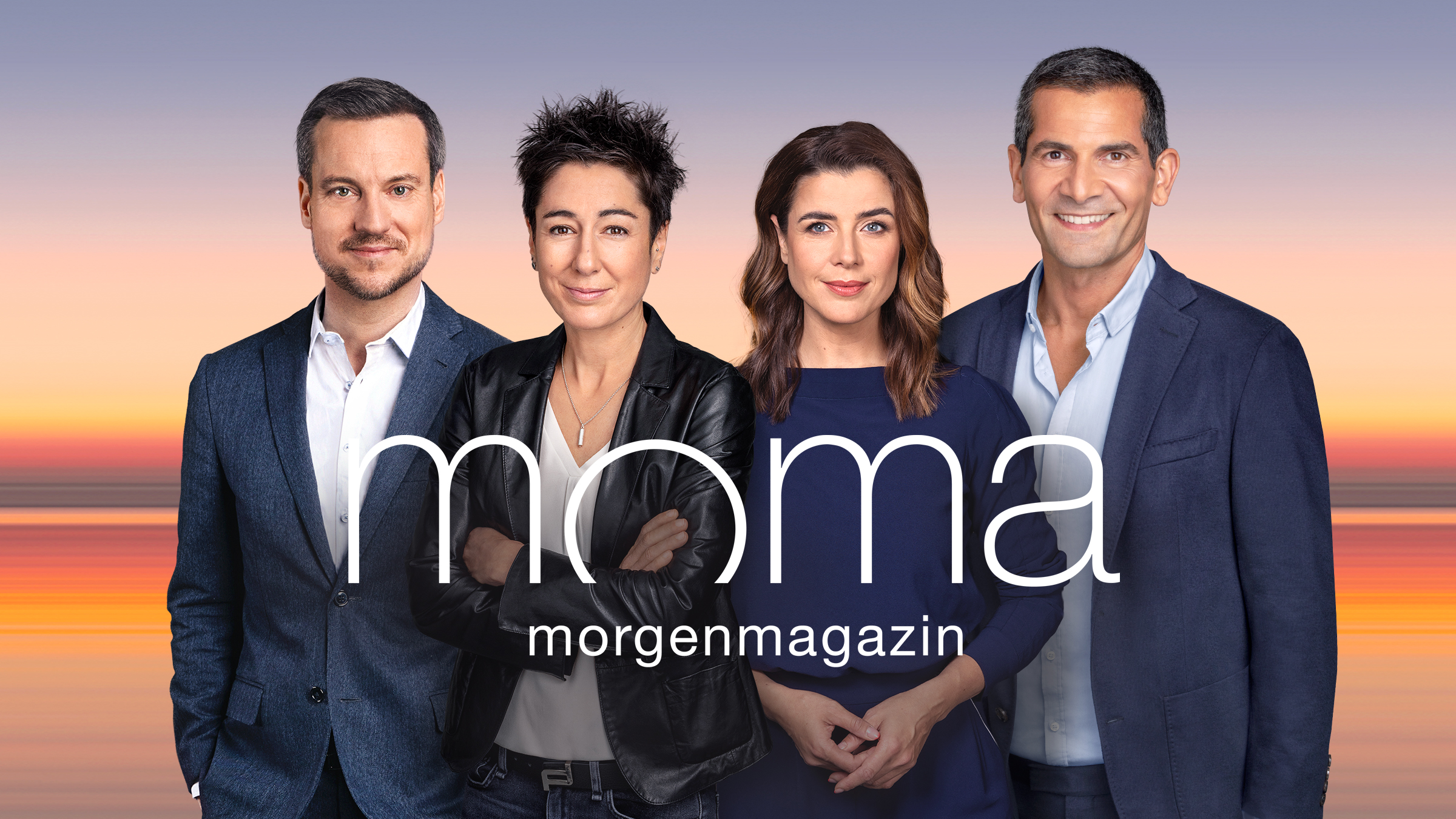 Der Schriftzug Moma Morgenmagazin steht vor einem Farbverlauf, der an einen Sonnenaufgang erinnert.