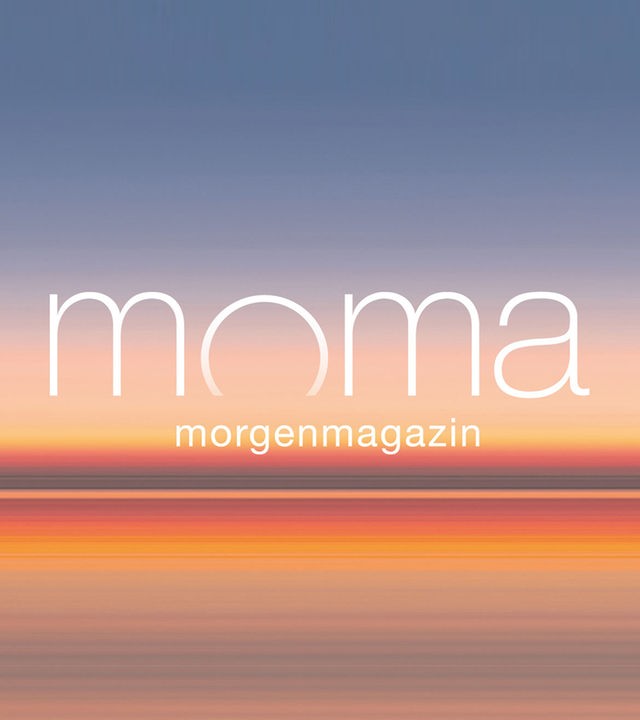 Der Schriftzug Moma Morgenmagazin steht vor einem Farbverlauf, der an einen Sonnenaufgang erinnert.