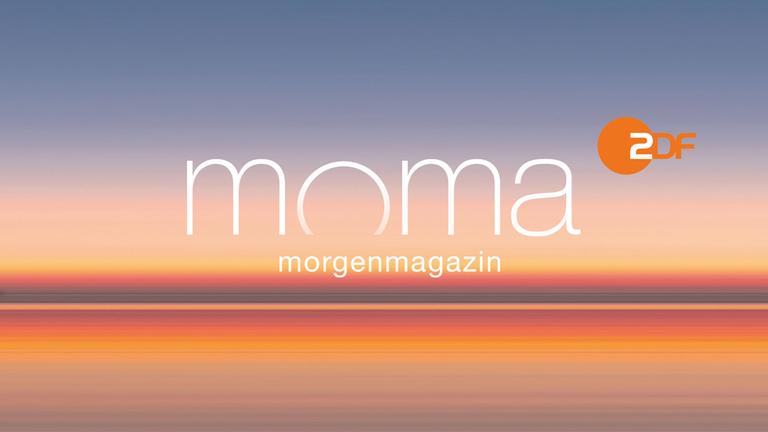 Der Schriftzug "moma Morgenmagazin" steht vor einem Farbverlauf, der an einen Sonnenaufgang erinnert.