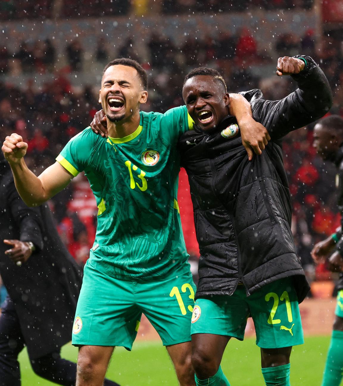 Zwei Spieler des Senegals jubeln nach Sieg im Afrika Cup