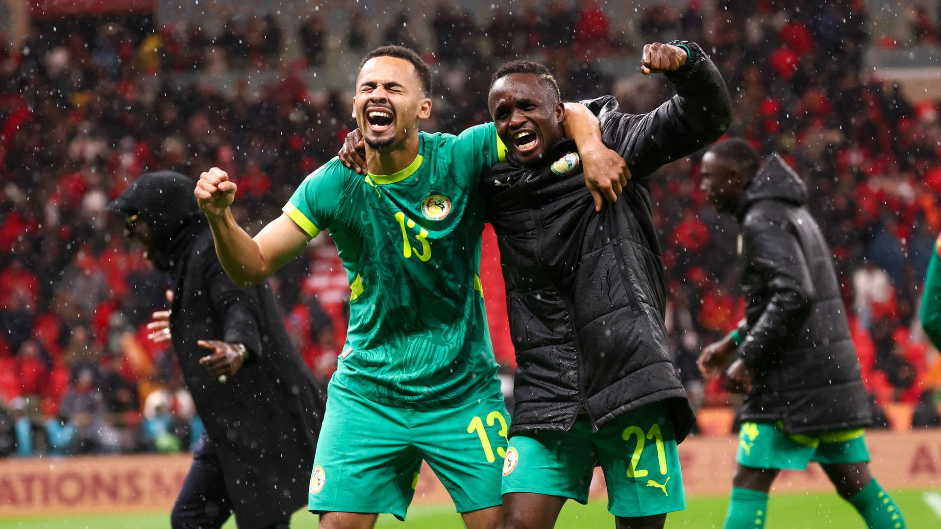 Zwei Spieler des Senegals jubeln nach Sieg im Afrika Cup