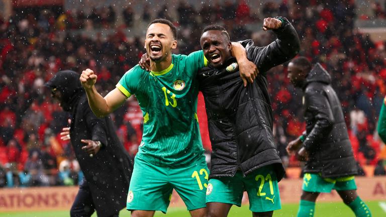 Zwei Spieler des Senegals jubeln nach Sieg im Afrika Cup