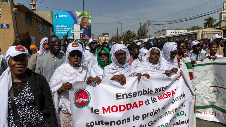 Demonstrierende halten eine weißes Transparent.