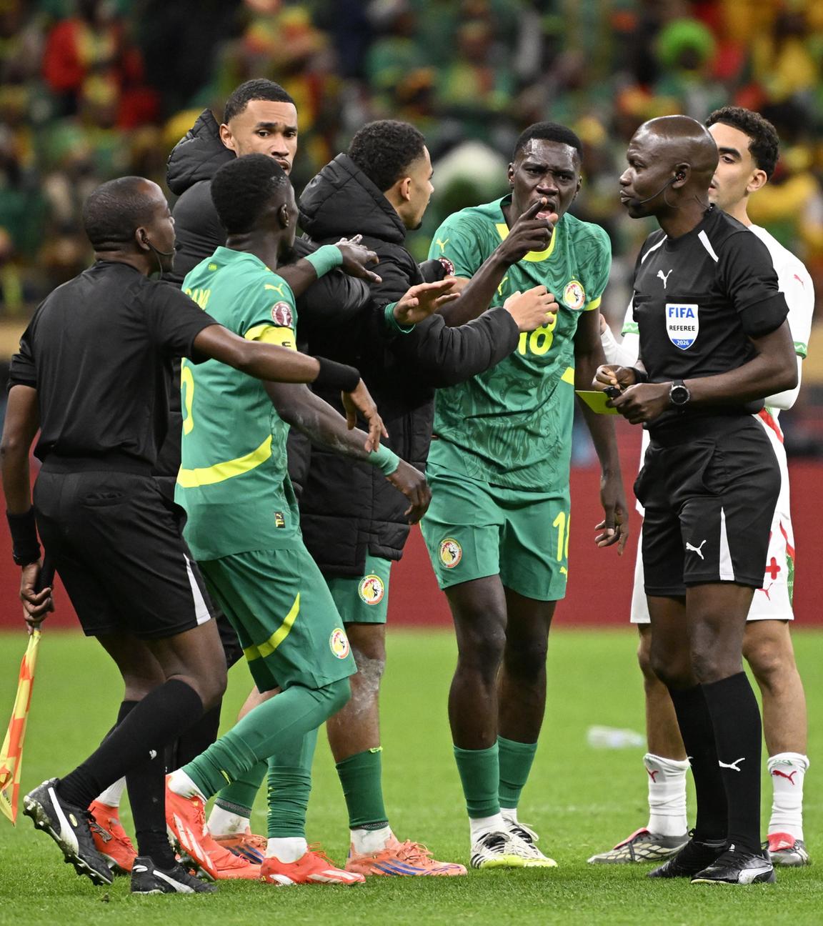 Senegals Fußballspieler protestieren beim Schiedsrichter im Finale des Afrika-Cups