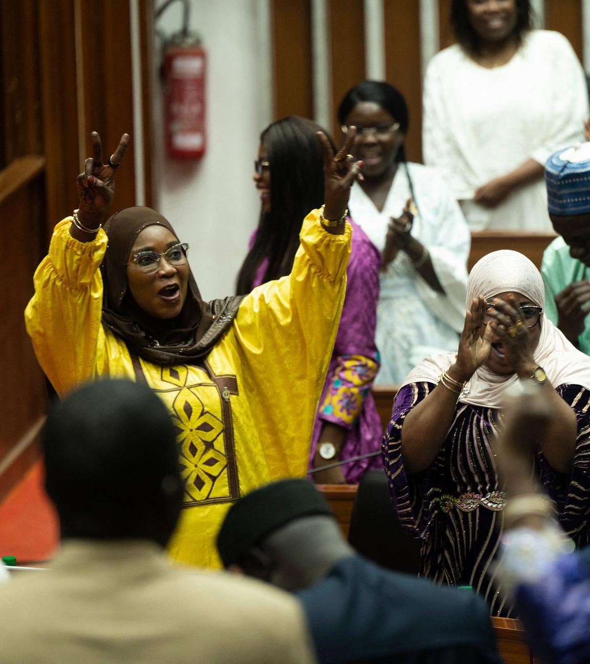 Die Abgeordneten der Mehrheit feiern nach der Verabschiedung eines Gesetzes in der Nationalversammlung in Dakar.
