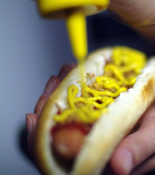 Wurst im Brötchen mit Senf obendrauf