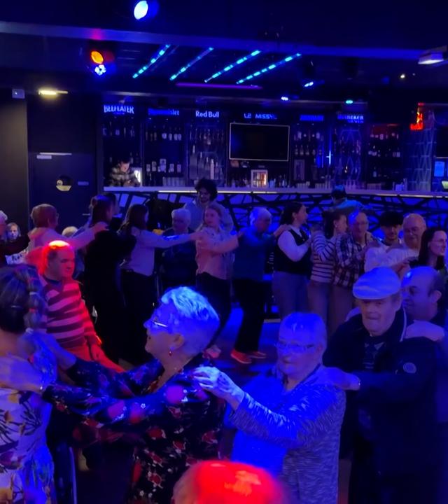 In der französischen Stadt Pontivy geht es vom Altersheim auf die Tanzfläche: Bewohner*innen aus vier Einrichtungen treffen sich zur „Old Friends Party“ im Club.
