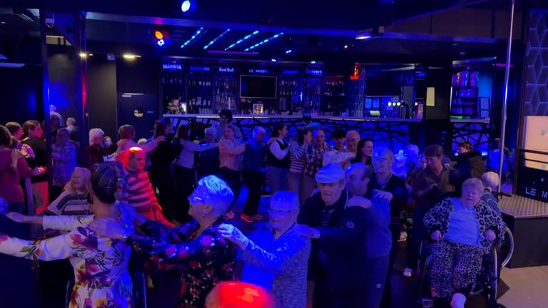 In der französischen Stadt Pontivy geht es vom Altersheim auf die Tanzfläche: Bewohner*innen aus vier Einrichtungen treffen sich zur „Old Friends Party“ im Club.