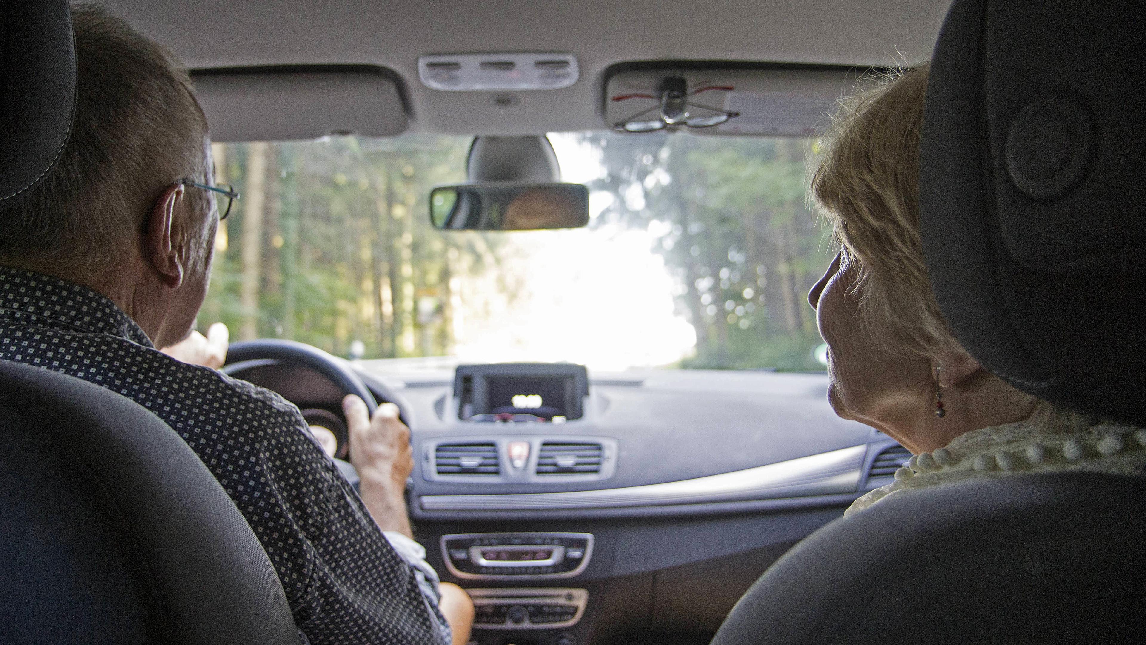 Älteres Ehepaar im Auto, aufgenommen am 22.03.2019