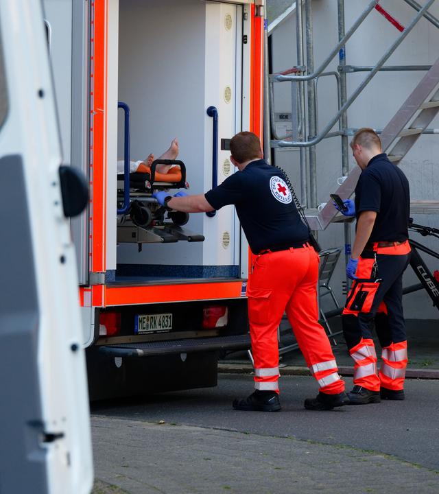 Nordrhein-Westfalen, Dormagen: Ein Bewohner eines Pflegeheims wird während einer Evakuierung des Gebäudes aufgrund der Hitze in einen Rettungswagen gebracht