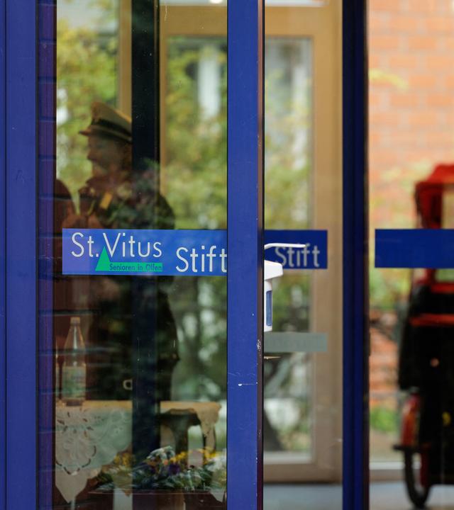 17.10.2026, Nordrhein-Westfalen, Olfen: Polizeibeamte stehen im Eingangsbereich des Seniorenheims St. Vitus Stift.