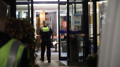 Ein Polizist geht in ein Seniorenheim, in dem es zu einem Messerangriff gekommen war