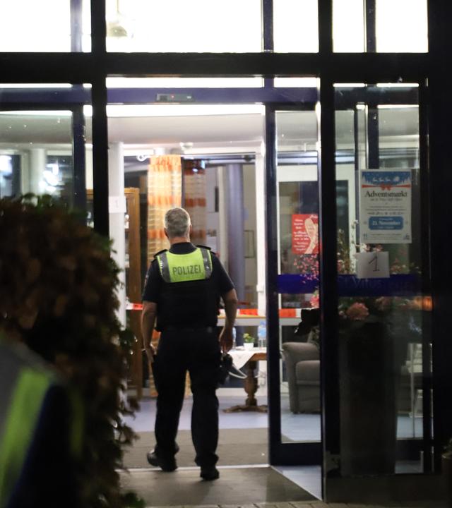 Ein Polizist geht in ein Seniorenheim, in dem es zu einem Messerangriff gekommen war