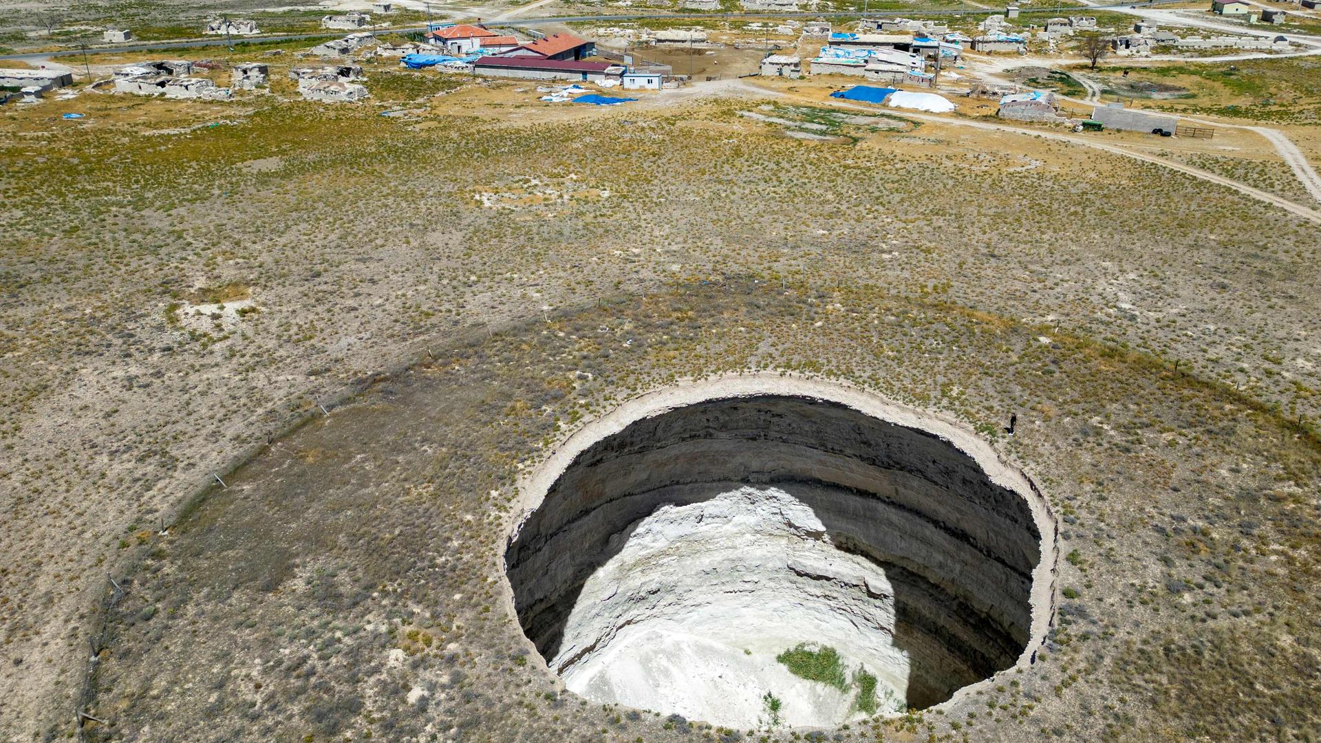 Ein Senkloch vor Karapinar in der Provinz Konya in der Türkei.