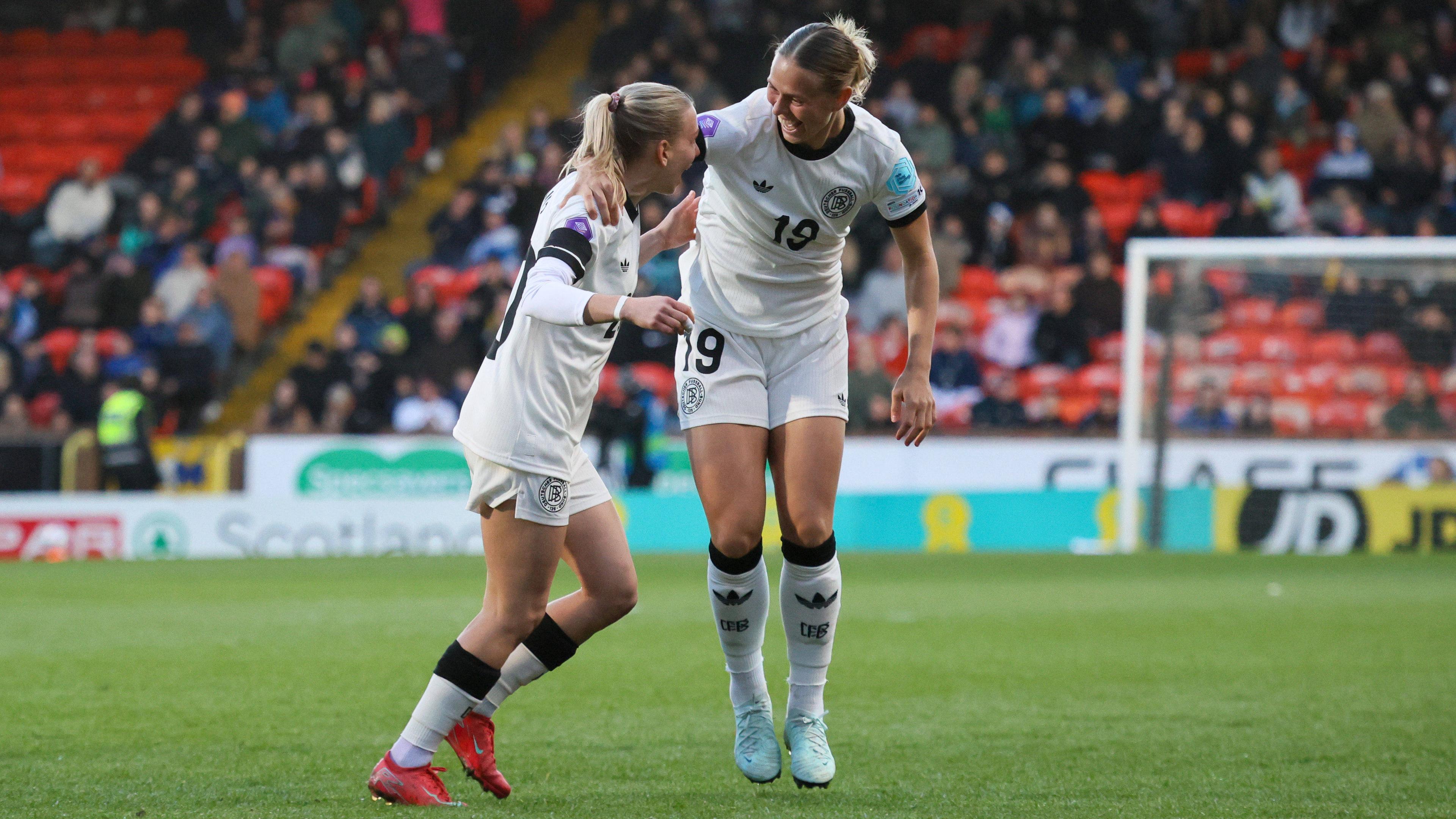 Torschützin Elisa Senß Senss (Deutschland) macht das Tor zum 1:0 für Deutschland und jubelt mit Klara Bühl