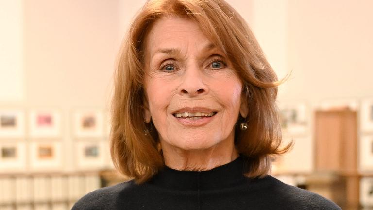  Senta Berger, Schauspielerin, hält bei der Verleihung des Bayerischen Verfassungsordens im Bayerischen Landtag ihre Auszeichnung in den Händen.