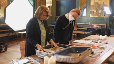 Schauspielerin Senta Berger schaut gemeinsam mit ZDF-Reporterin Christiane Lange Fotos an. 