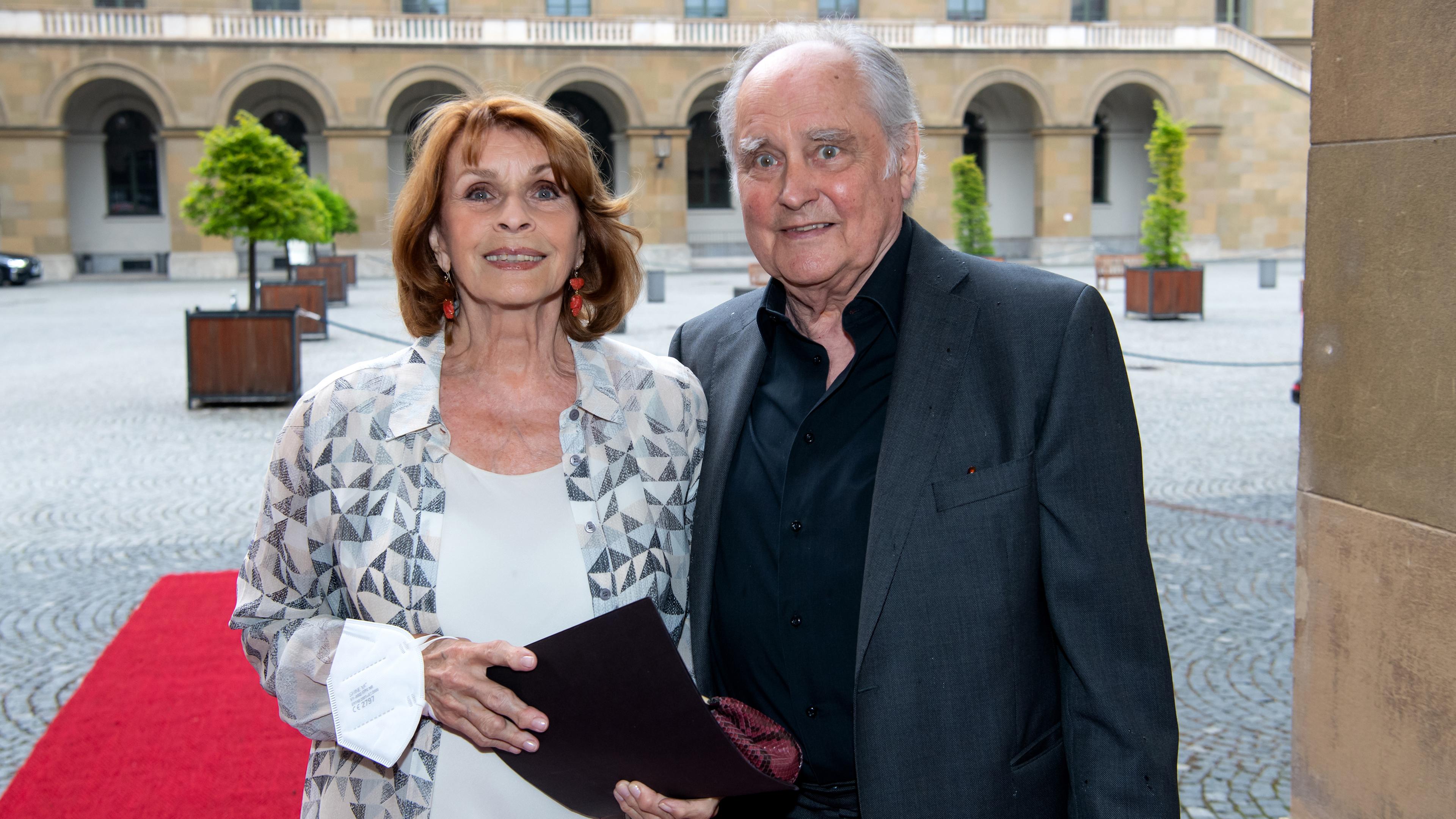 Archiv: Senta Berger und ihr Mann Michael Verhoeven kommen zur Verleihung des Friedenspreises des Deutschen Films "Die Brücke" ins Cuvilliestheater in München (22.06.2021)