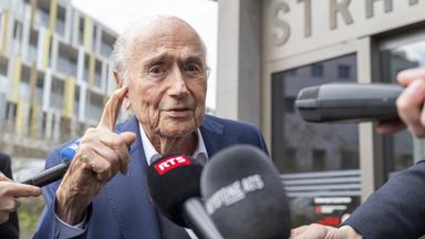 Joseph Blatter spricht in Mikrofone