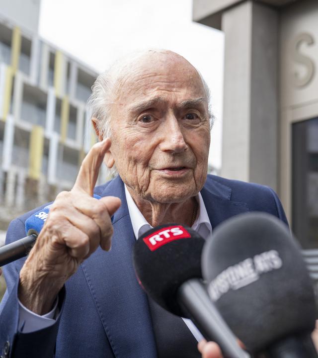 Joseph Blatter spricht in Mikrofone