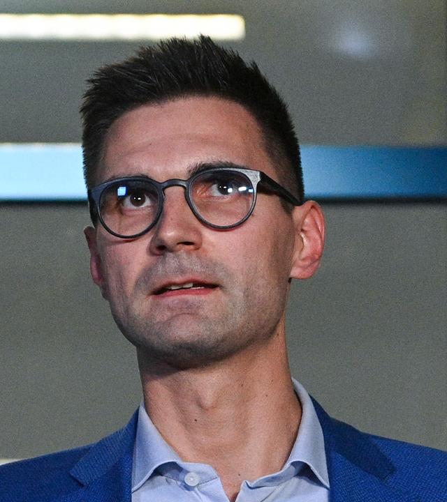 Sepp Müller (CDU), Bundestagsabgeordneter, spricht nach einer Sitzung des Landesvorstands.