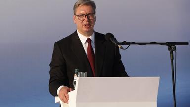 Der serbische Präsident Aleksandar Vucic hält in Belgrad eine Rede