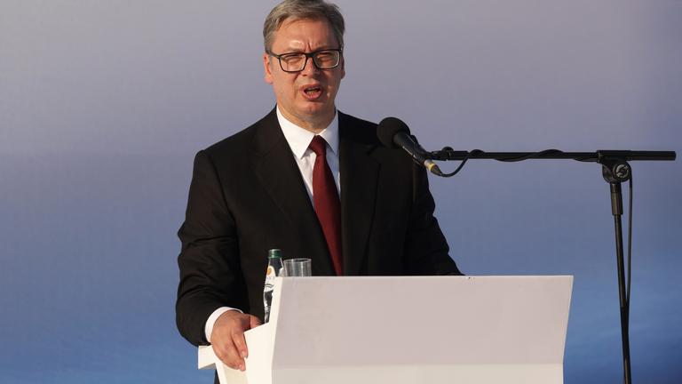Der serbische Präsident Aleksandar Vucic hält in Belgrad eine Rede