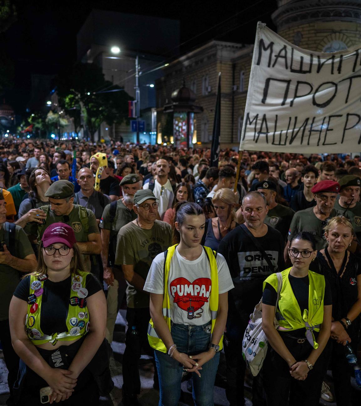 Viele junge Menschen auf einem Protest in der serbischen Hauptstadt Belgrad. Ein großer Banner ist sichtbar
