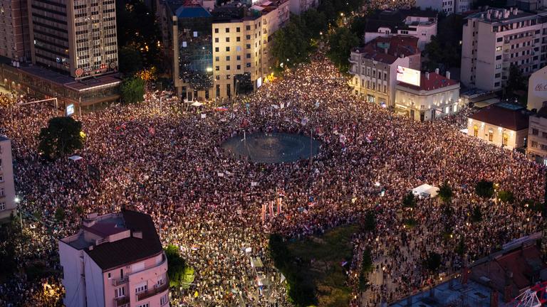 Demonstranten versammeln sich im Zentrum Belgrads