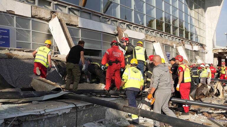 Mitarbeiter von Rettungsdiensten inspizieren das eingestürzte Dach eines Bahnhofs in Novi Sad