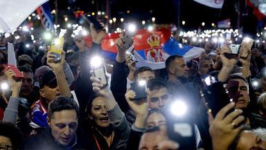 Menschen demonstrieren vor der Parlamentswahl in der serbischen Hauptstadt Belgrad.