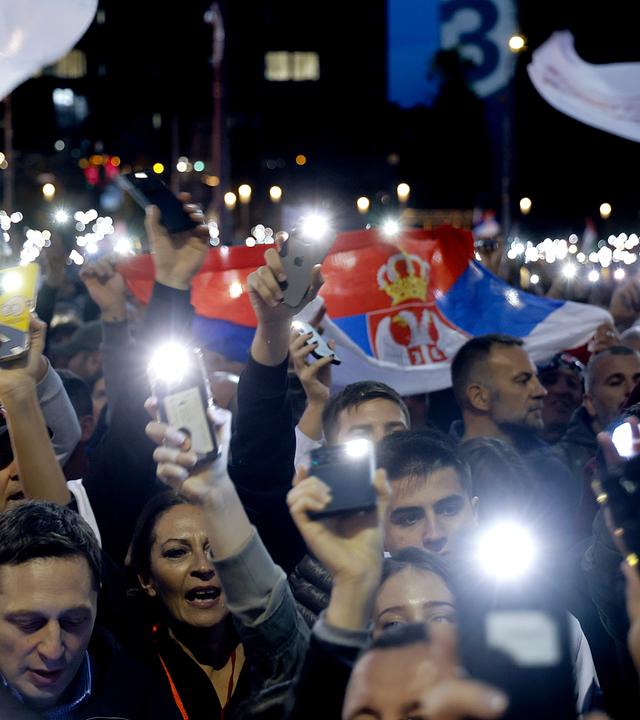 Menschen demonstrieren vor der Parlamentswahl in der serbischen Hauptstadt Belgrad.